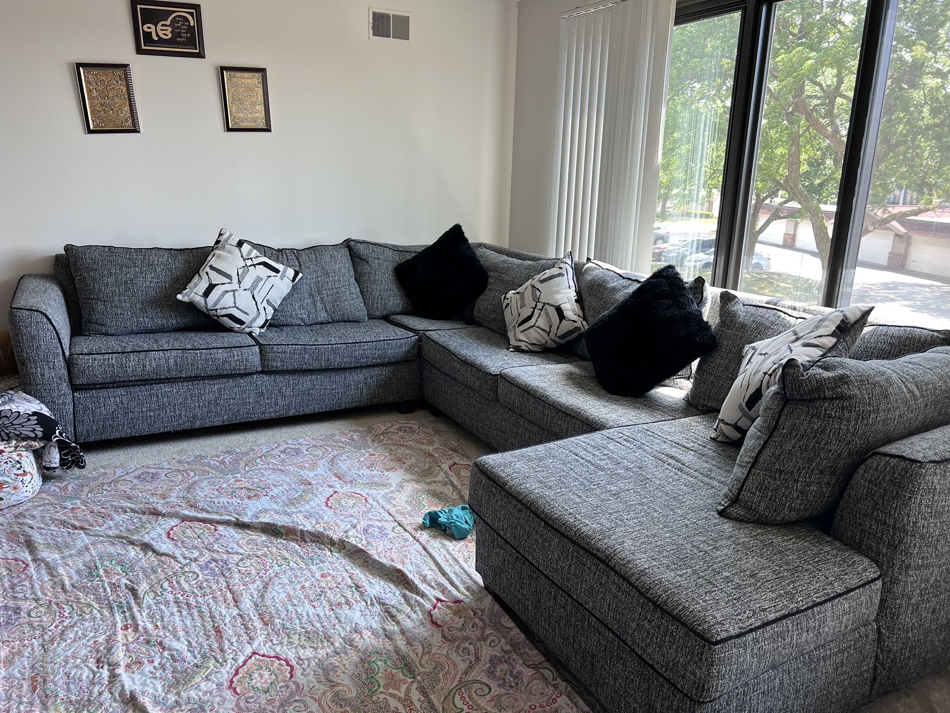 Large Sectional Sofa – Great Condition (Smoke Free , Pet free Home)