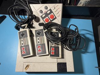 Nintendo NES-001 Console Lot w/ Controllers Zapper Light Gun and 7 Games