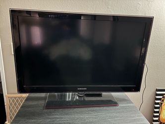 40” Samsung tv with glass bottom and frame w Roku