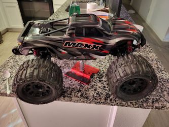 Selling or Trading my traxxas maxx it's in good condition  its 4s and fast