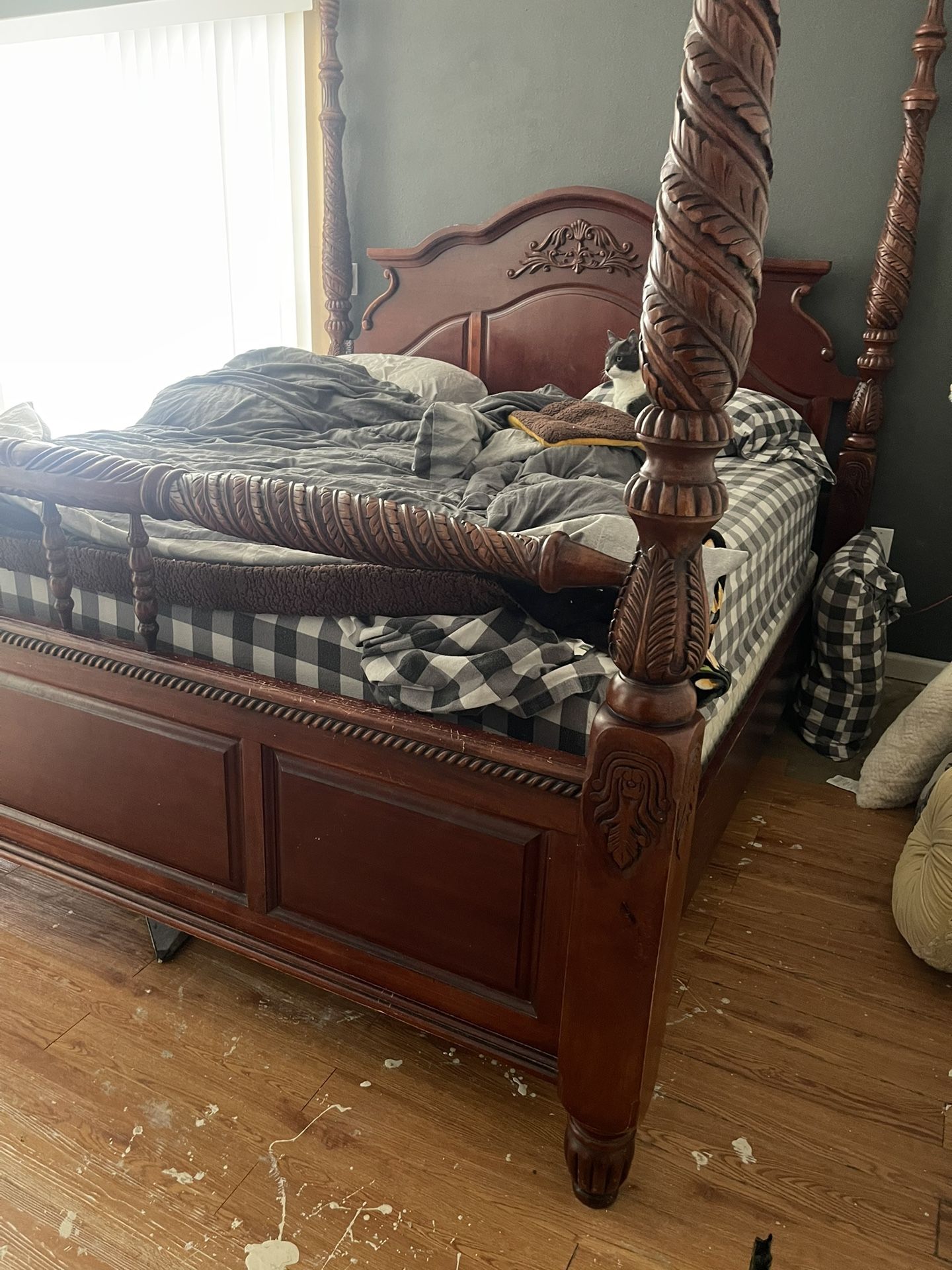 Cali King Bed