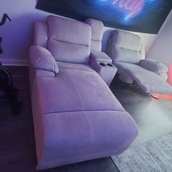 Remote Control Recliner A Couch/love Seat The Back Rest Also Recline And Adjustable Head Rest 
