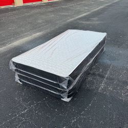 Twin Size Mattress and Box Spring // Delivery Available 🚛