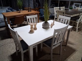 5 pc Beautiful white and gray dining set