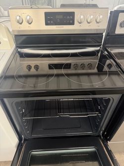 Frigidaire~ 🔥like New Beautiful stove electric in excellent condition