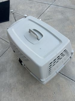 Portable Pet Carrier/ Kennel (cat / dog)