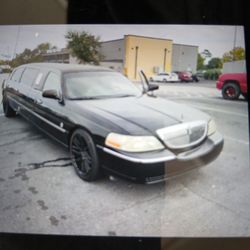 2004 Lincoln Town Car Federal Executive Series 6 Door Limousine 