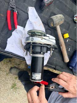 Lewmar 600 top mount series windless