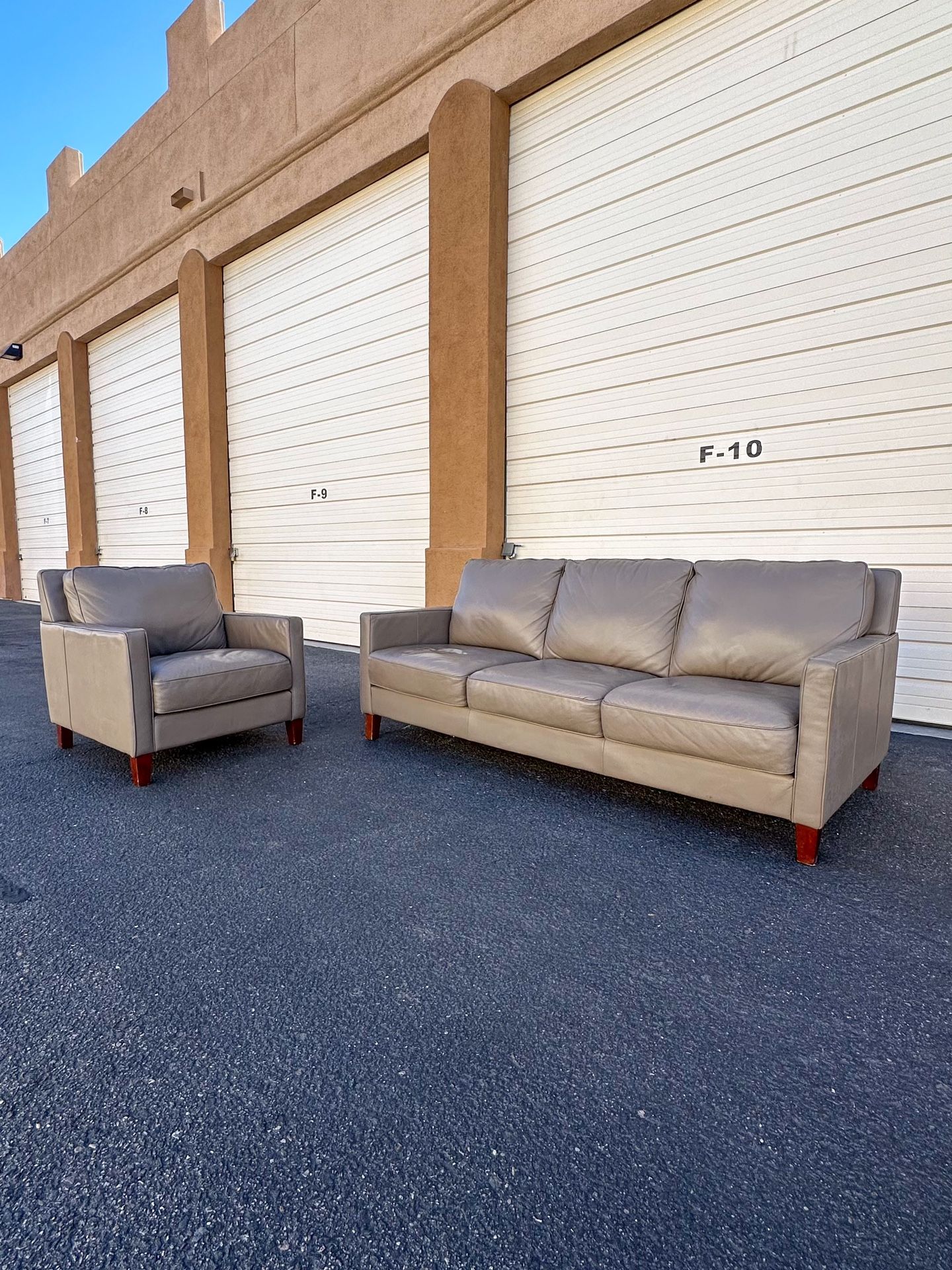 West Park Leather Living Room Set DELIVERY AVAILABLE for Sale in