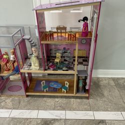 Our KidKraft Uptown Dollhouse is big fun for modern imaginations. This uniquely modern design is laid out between two towers