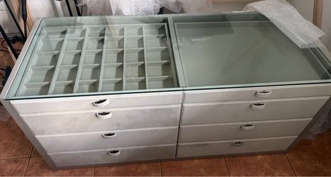 Display case / dresser / closet island