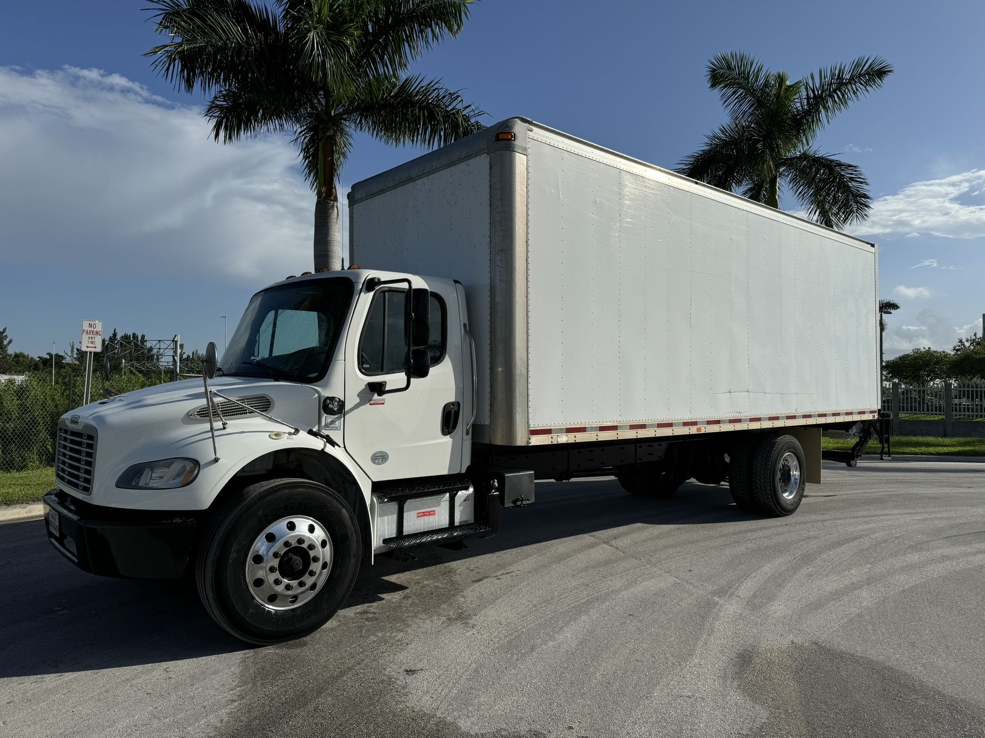 2018 Freightliner M2 26 Foot Box Truck High Cube Aluminum Tuck away Liftgate Cummins Automatic Allison Transmission Camion De Caja 26 Pies