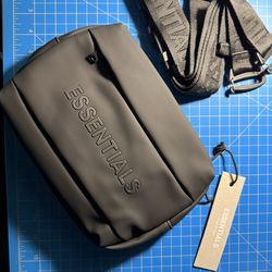 ESSENTIALS waist bag