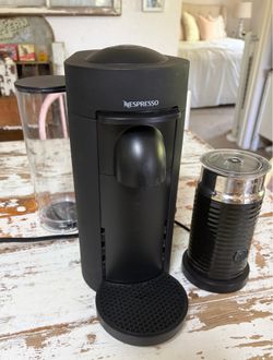 Nespresso Vertuo Plus Deluxe & Aeroccino 3 Hot & Cold Frother ! Excellent Condition