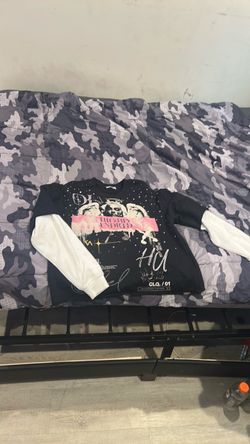 Men’s cropped long sleeved graphic shirt