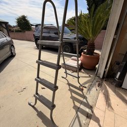 Pool ladder Sturdy And Clean No Rust