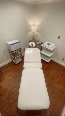 White Massage/Facial Treatment Table/Lightweight Aluminum Adjustable Portable