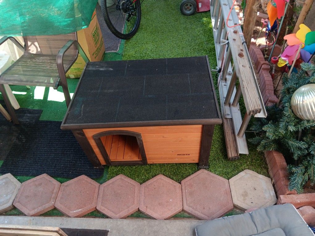 Dog House/w .a real Shingled Roof ,Solid Wood /with A Wooden Floor ,And Door /The Roof Comes Off For easy Cleaning Etc