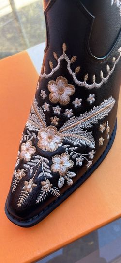 Cowboy boots, women size8