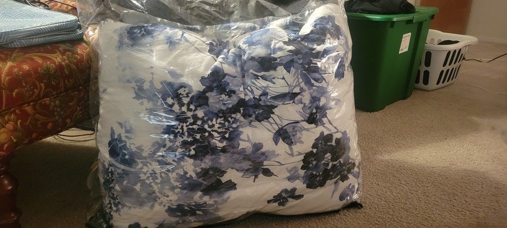 Beautiful Blue And White Queen Comforter 