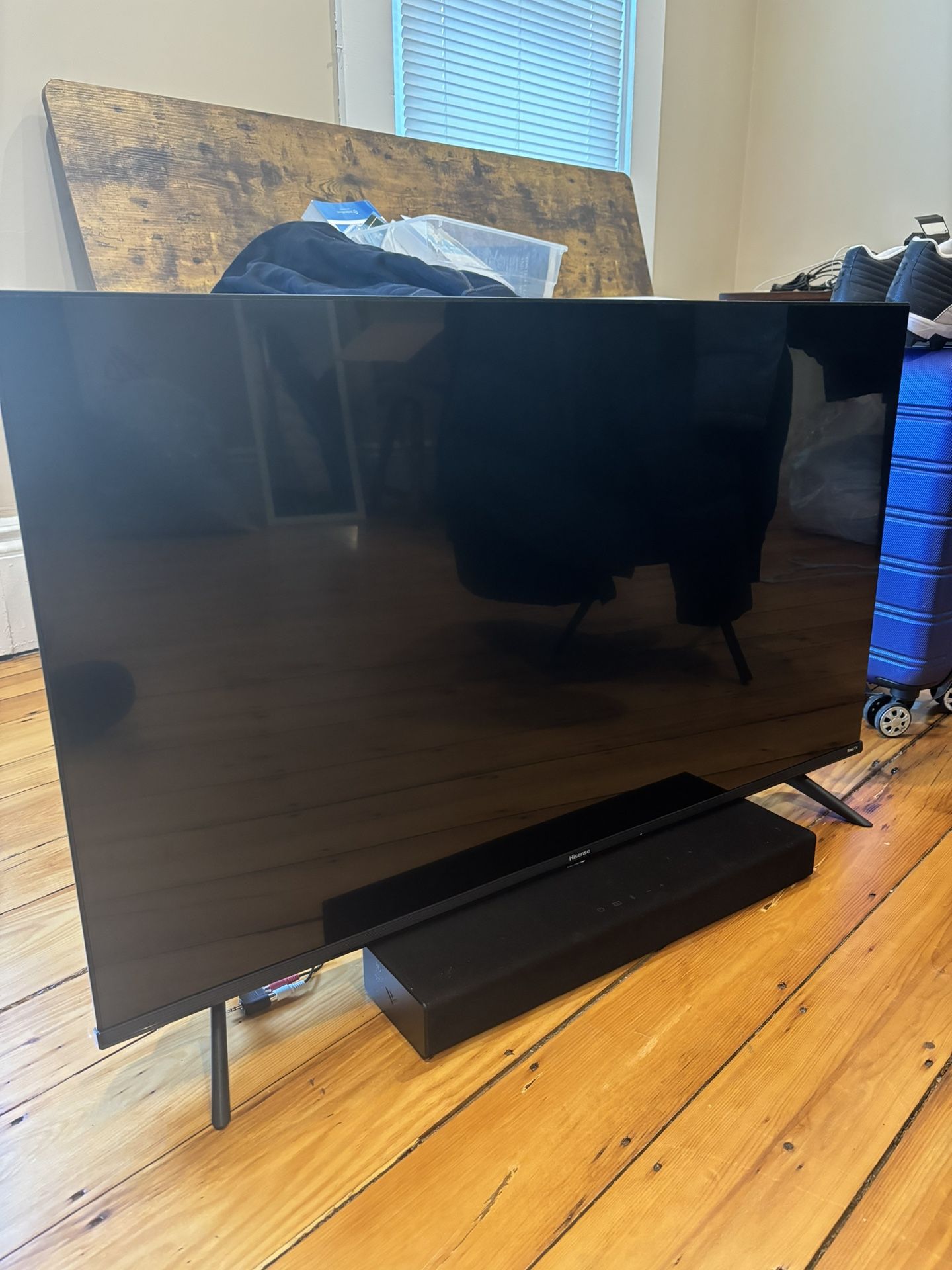 4K TV - Hisense Roku TV - 43 in