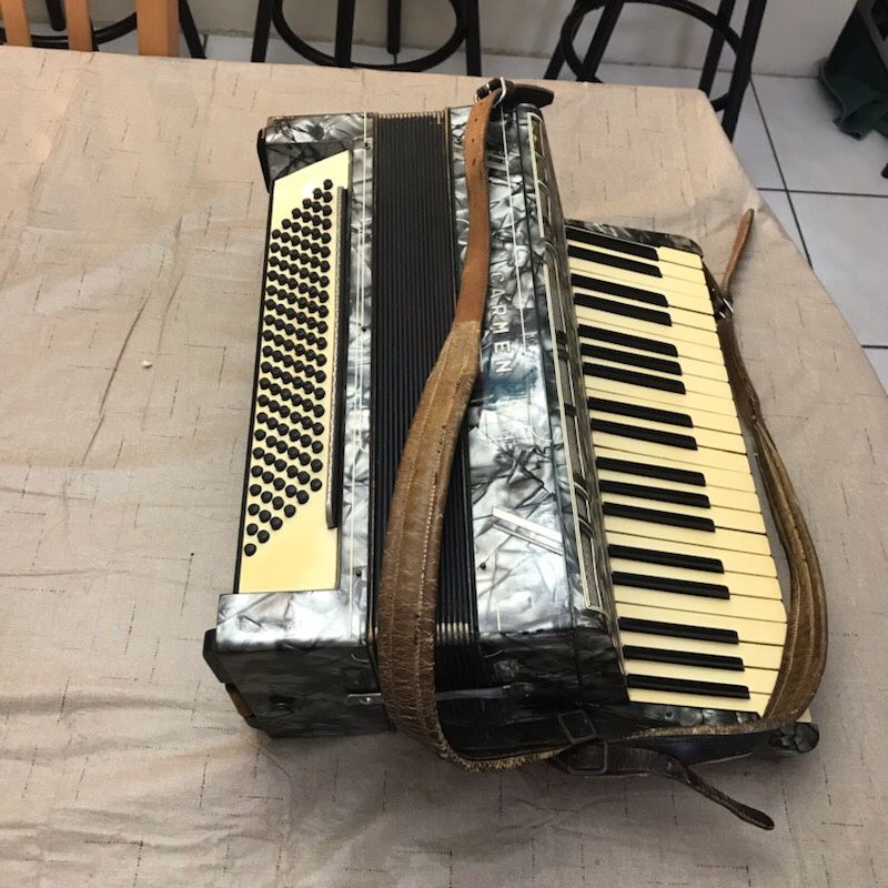 1930s HOHNER "CARMEN" Grey ACCORDION w/ Case Musical Instrument WORKS GREAT The accordion is a Carmen brand accordion and this brand was manufactured