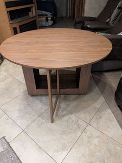 Compact foldable round table