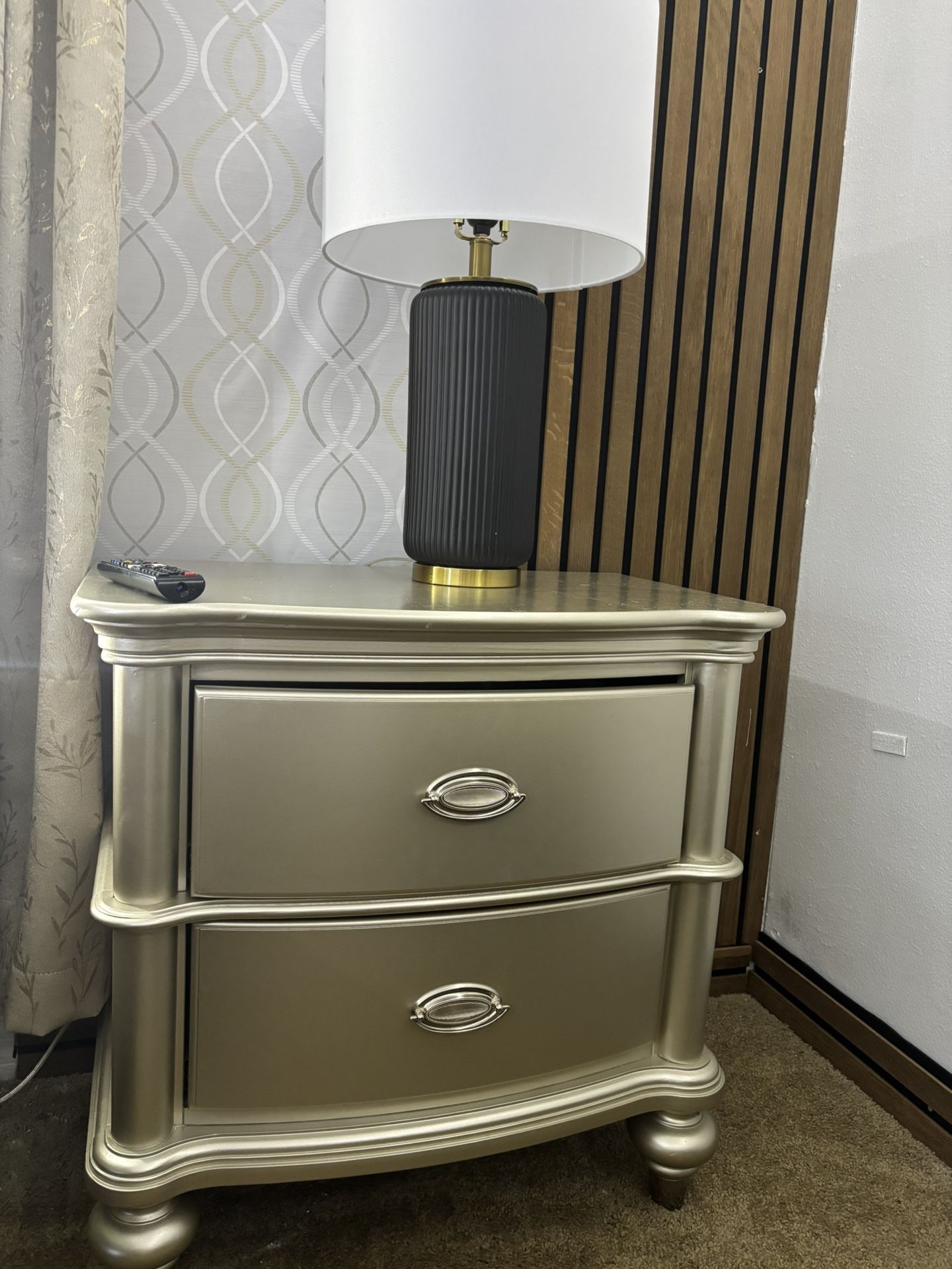 Nightstands (2) Including (2)lamps