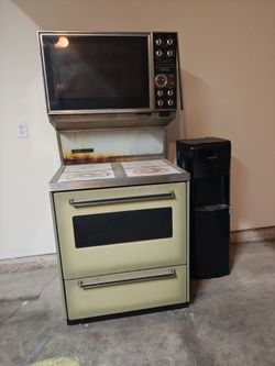 Rare Vintage 1970s GE Americana P7 Double Oven Electric Range - Avocado Green