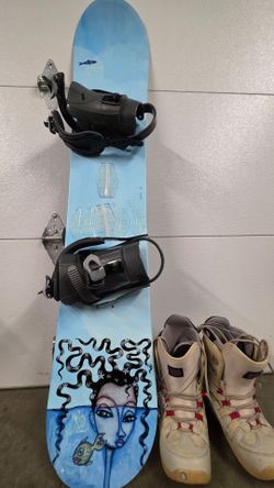 K2 woman's snowboard 142cm and boots size 8