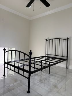 Twin Metal Bed Frame | Sturdy & Durable | Supports Up to 500 lbs | Simple & Stylish Design |