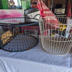 2 metal baskets