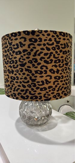 Lámpara con pantalla de leopardo de seda