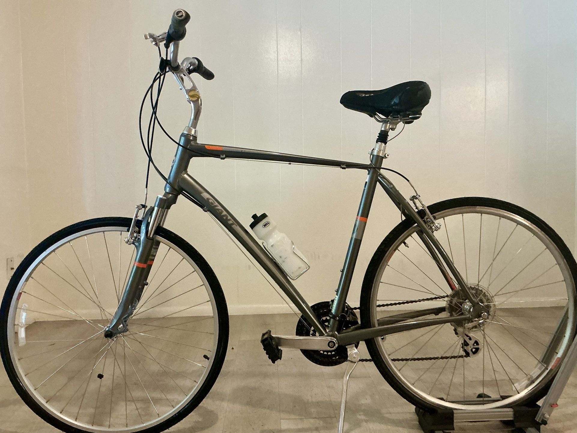   Gorgeous Giant Hybrid | Like New | Ready to roll (XL)