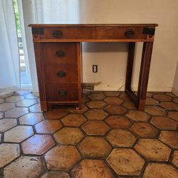 DESK WITH EXPANDING WORK TOP