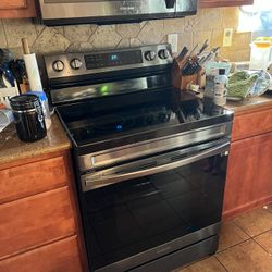 Basically New Electric Smart Oven/range