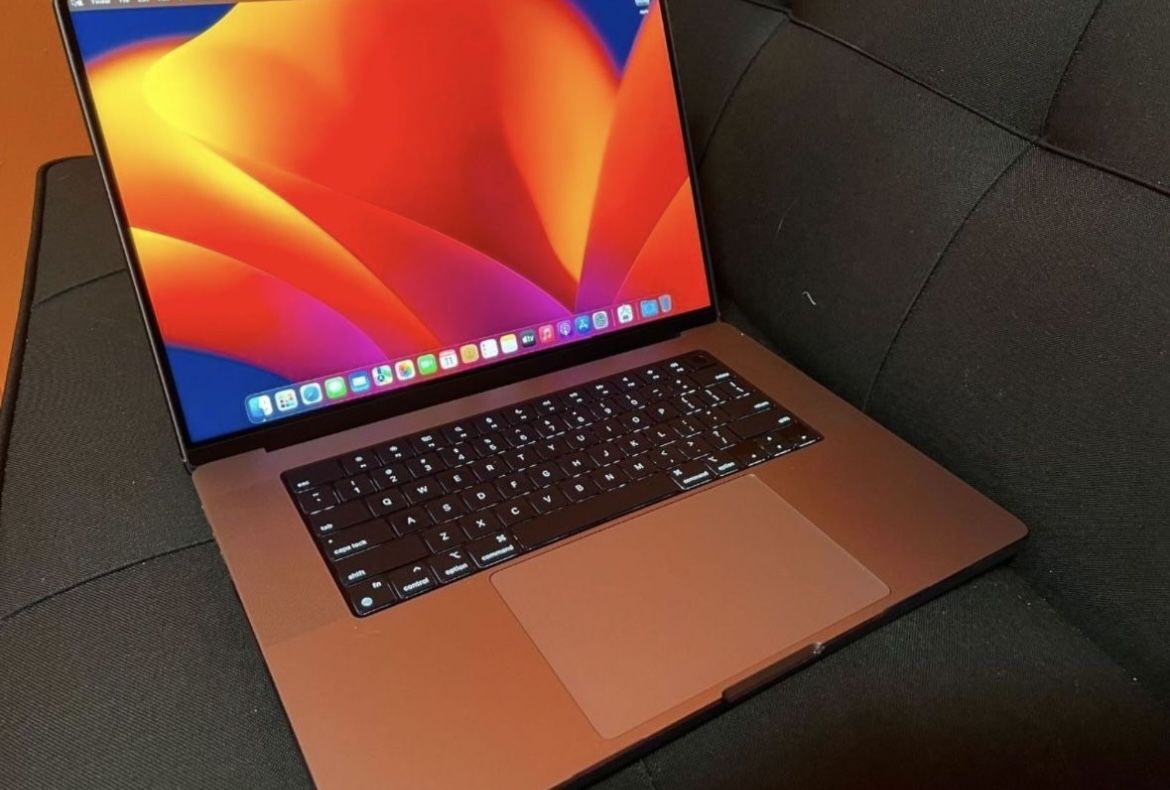 Apple MacBook Pro 16 Inch M2 Pro Chip 16ram 512gb Flash Hard Drive Perfect Condition 100 Cycle Count