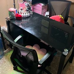 Nail desk & 2 rolling chairs