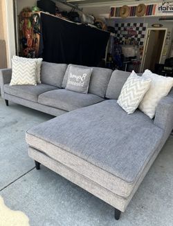 gorgeous living spaces sectional couch !!!