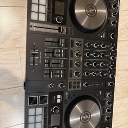 Traktor Kontrol S4 DJ Controller 