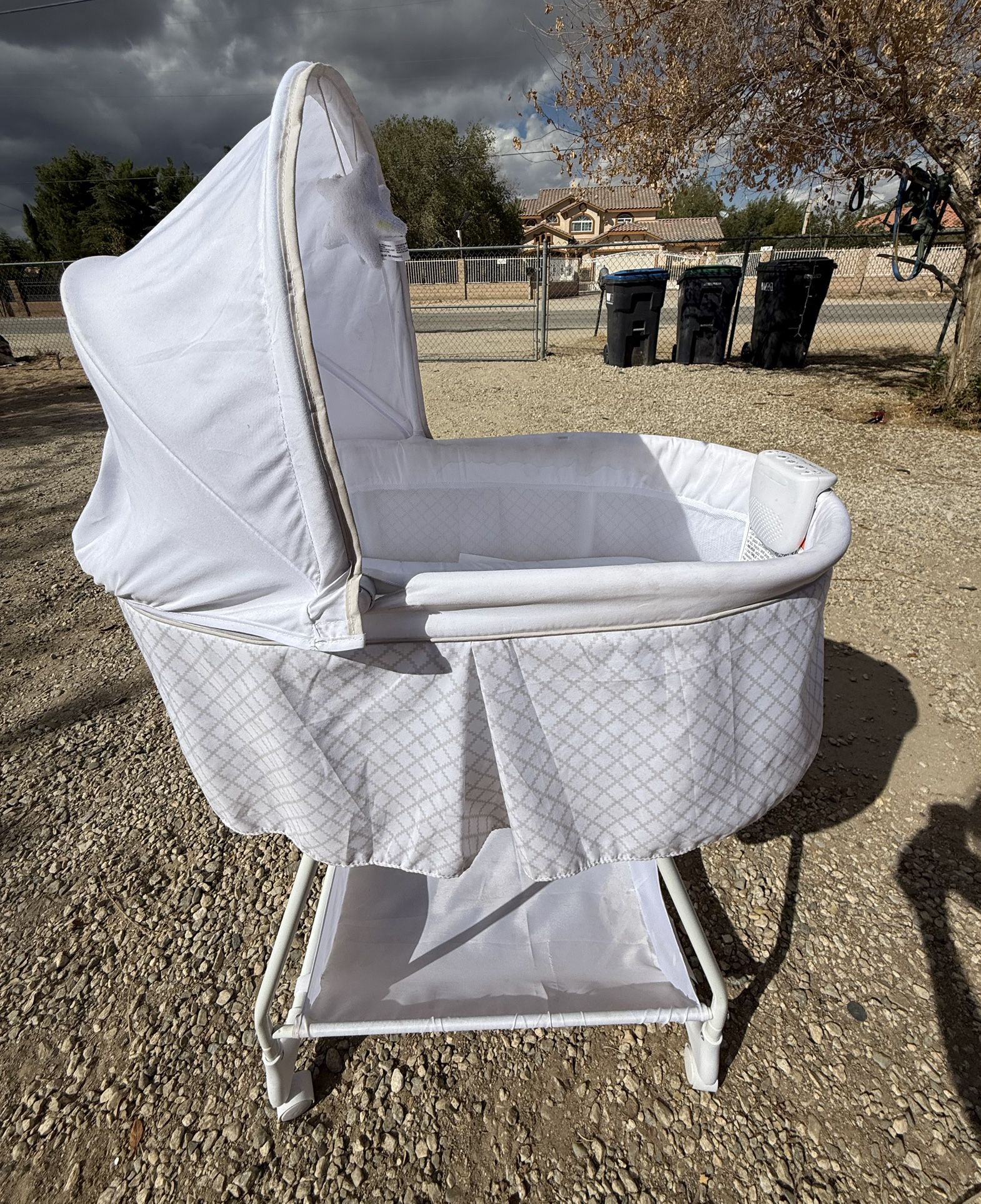 Delta Children Soothing Bassinet 