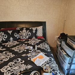 4 Piece Queen Size Bedroom Set