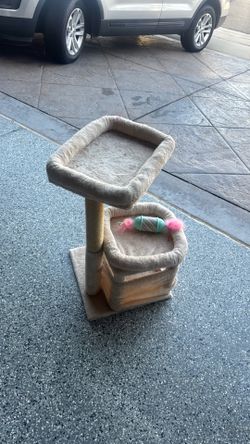 Cat tree (like new, my cat did not like it)