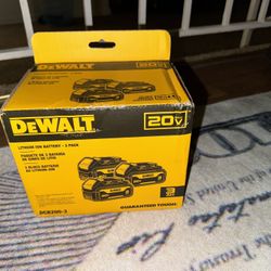 NEW DeWALT 20V MAX Lithium Ion Battery 3-Pack - 3.0Ah - DCB200-3 
