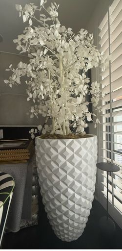 White acrylic planter 36x24 and white tree sold separately