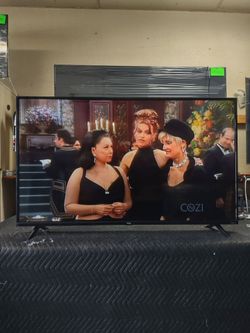 43 inch TCL Roku 4k smart beautiful tv comes with remote control shows great quality clear picture works perfect guaranteed
