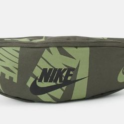Nike Men's Olive Heritage Sportswear Retro Camouflage Fanny Pack Nike Waist Bag Hip Pack