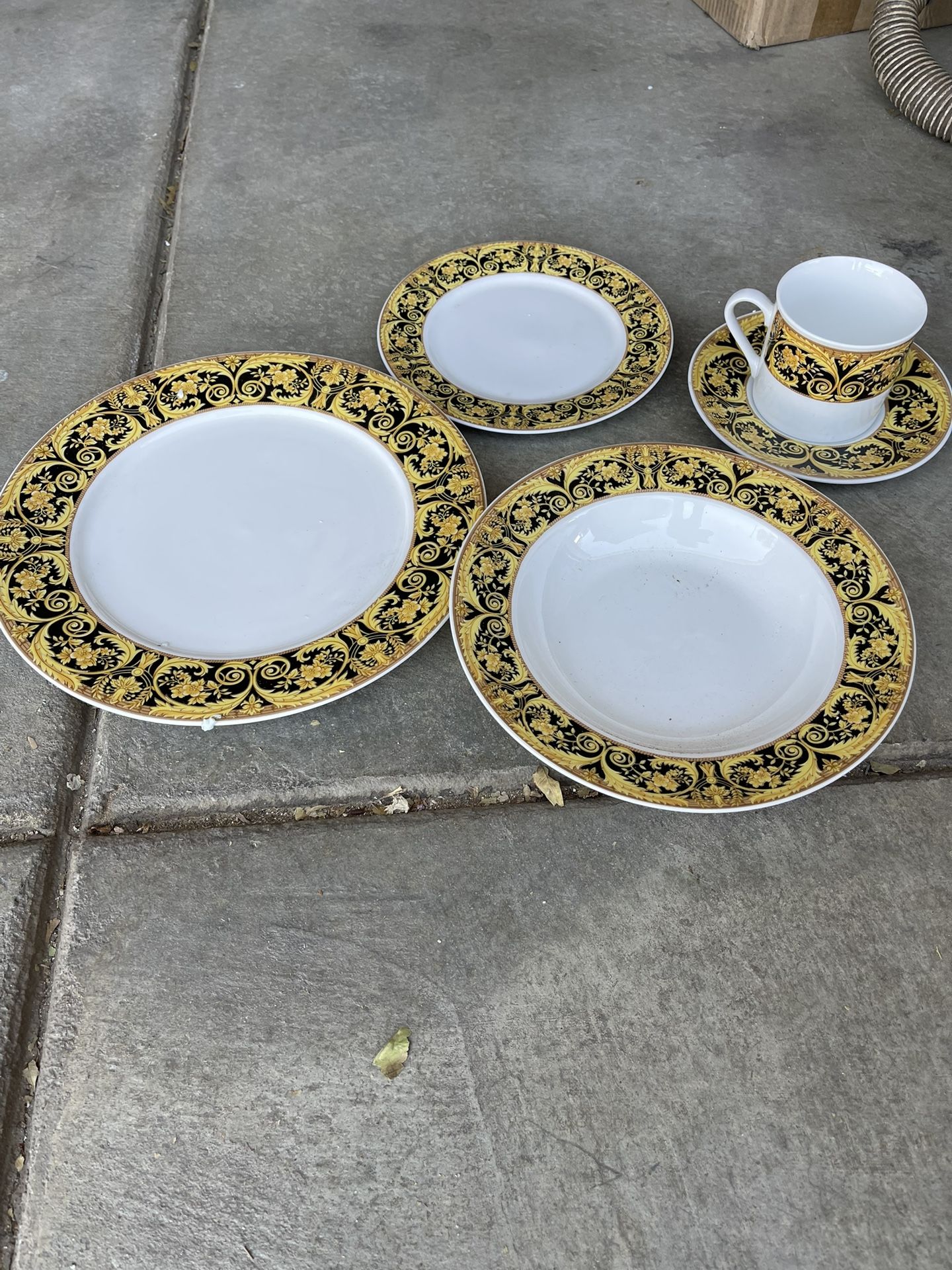 Lynn’s Fine China Dinner Set