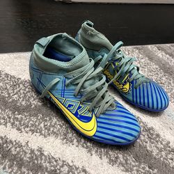 Soccer outdoor shoes (size 4.5)