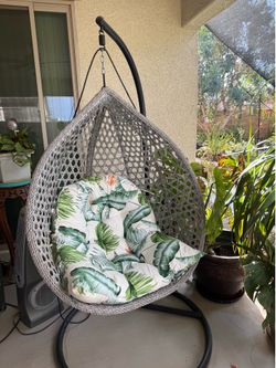Outdoor hanging egg chair